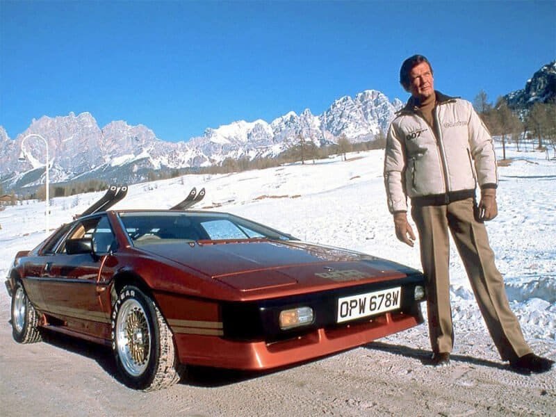 Fotograma coche rojo con lanzamisiles Lotus Turbo conducido por James Bond 007 en la película Solo para sus ojos