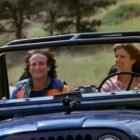 Fotograma coche Jeep CJ-5 1972 azul de la serie Mork & Mindy