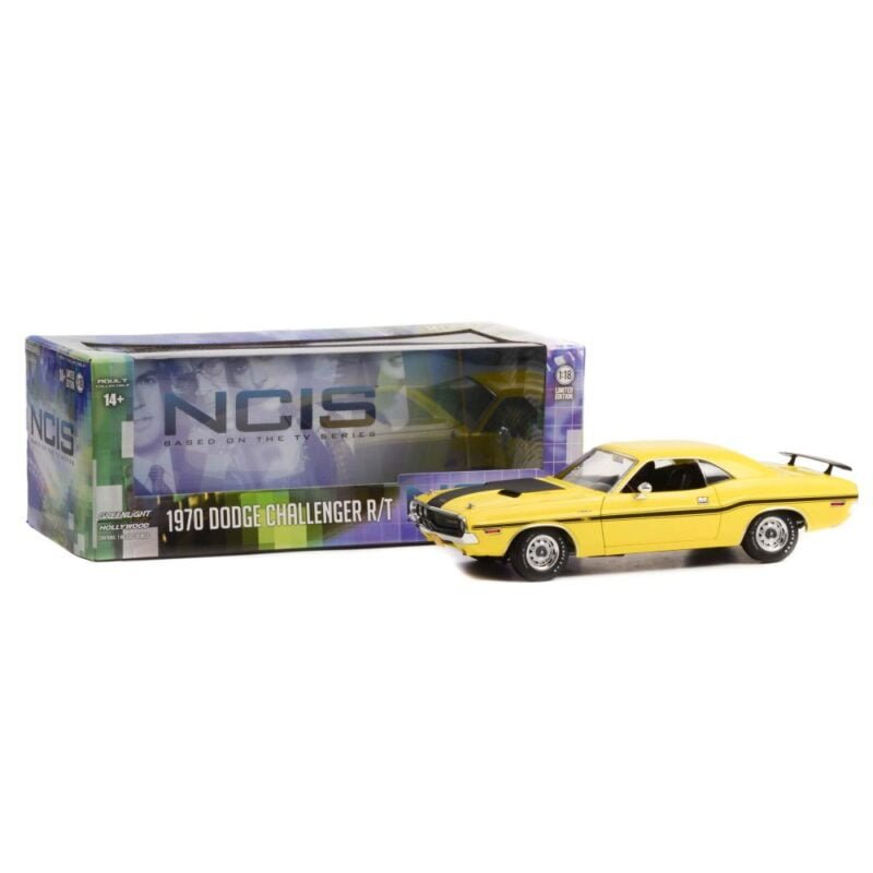 Miniatura coche Dodge Challenger 1970 amarillo con raya negra de la serie NCIS a escala 1/18 Greenlightcon caja de cartón expositora