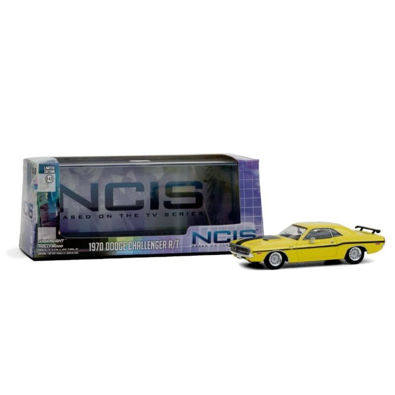 Miniatura coche Dodge Challenger 1970 amarillo con raya negra de la serie NCIS a escala 1/43 Greenlight con caja de cartón expositora