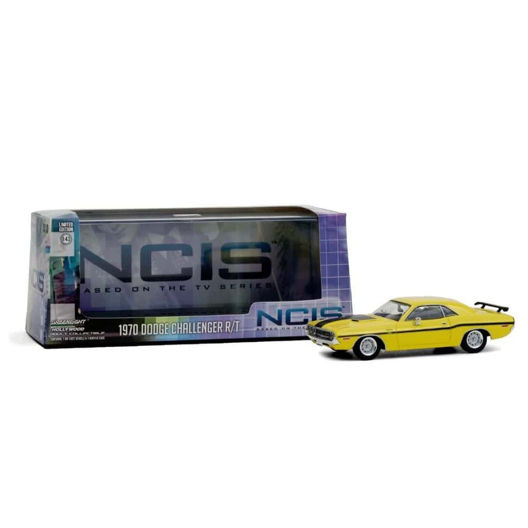 thumbnail image 2 of Greenlight 44620-D 1/64 NCIS 1970 Dodge Challenger R/T 2 of 13