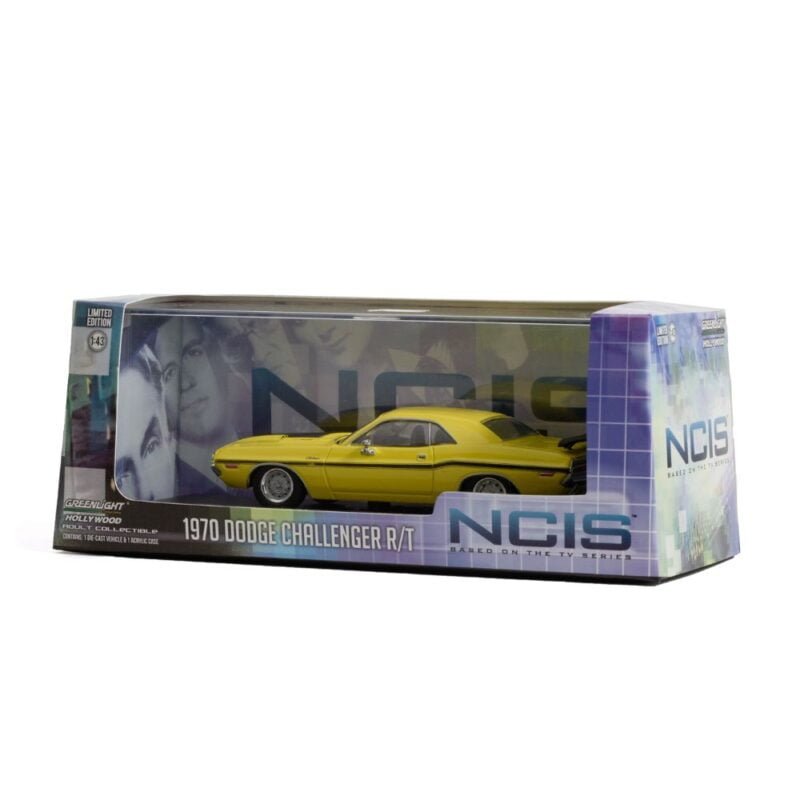 Miniatura coche Dodge Challenger 1970 amarillo con raya negra de la serie NCIS a escala 1/43 Greenlight con caja de cartón expositora