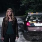 Fotograma coche de policía blanco y marrón Ford Crown Victoria 2005 Police Interceptor de la serie Érase una vez