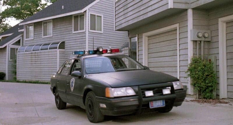 Fotograma coche Policía de Detroit Ford Taurus 1986 negro de la película RoboCop