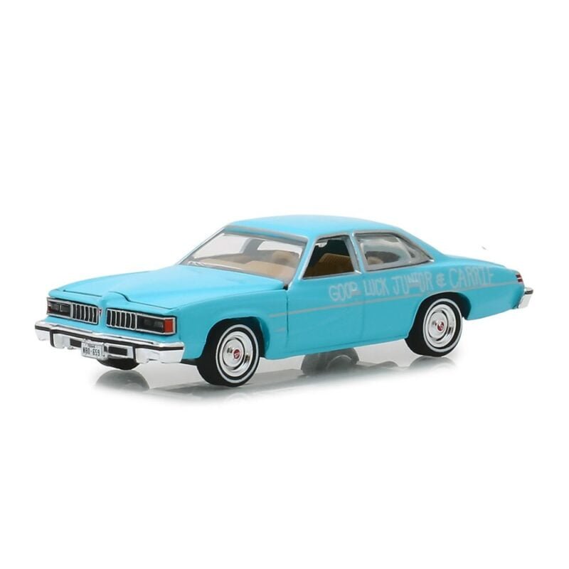 Miniatura coche Pontiac LeMans 1977 azul con pintada Good luck Junior & Carrie de la película Smokey and the Bandit 2 a escala 1/64 Greenlight