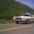 Fotograma coche Plymouth Fury 1977 Policía de Mississippi blanco de la película Smokey and the Bandit