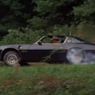 Fotograma coche Pontiac Trans Am 1977 negro con gráficos dorados de la película Smokey and the Bandit