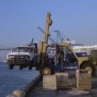 Fotograma camioneta grúa azul y blanca Chevrolet C-30 Dually Wrecker 1966 Roscoe Tow Service de la serie Starsky & Hutch