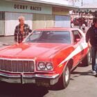 Fotograma coche rojo con raya blanca Ford Gran Torino 1976 de la serie Starsky & Hutch