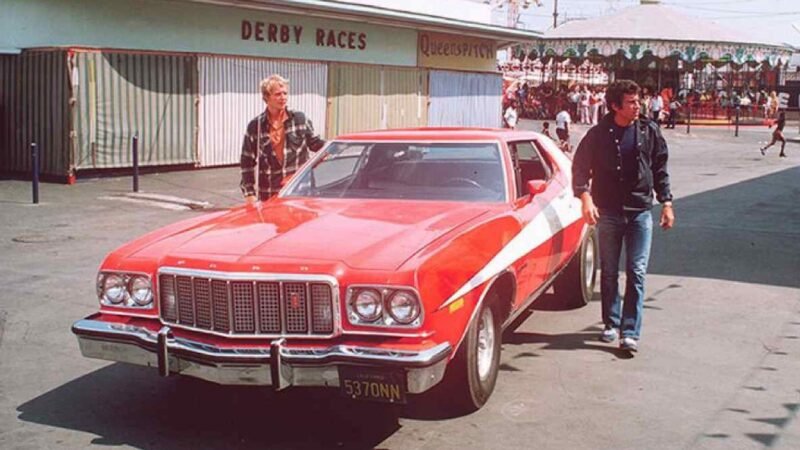 Fotograma coche rojo con raya blanca Ford Gran Torino 1976 de la serie Starsky & Hutch