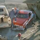 Coche Ford Gran Torino 1976 rojo con raya blanca accidentado de la serie Starsky & Hutch