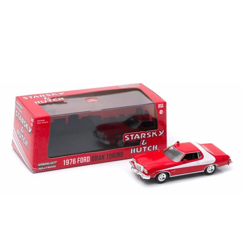 Miniatura coche Ford Gran Torino 1976 rojo con raya blanca de la serie Starsky & Hutch a escala 1/43 Greenlight en urna transparente con peana