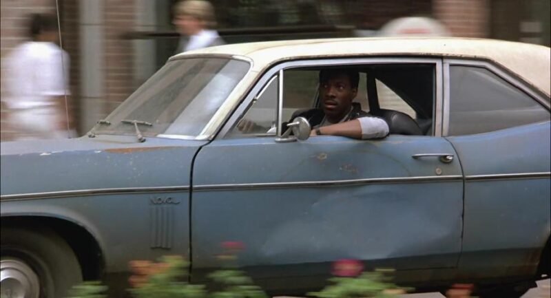 Fotograma coche azul y blanco Chevrolet Nova 1970 de la película Superdetective en Hollywood