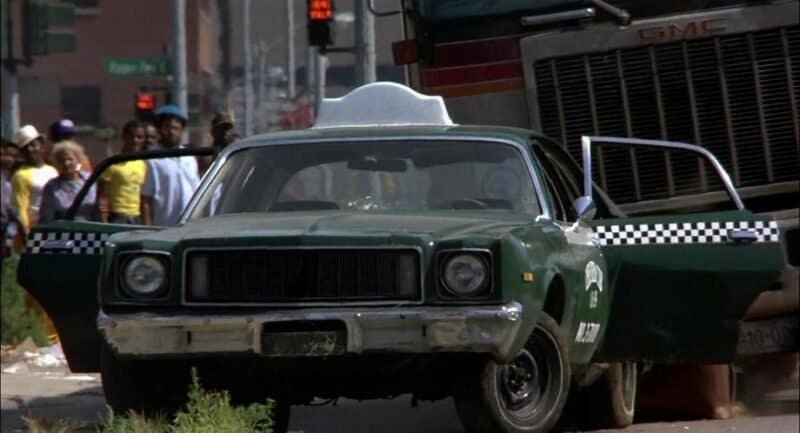 Fotograma taxi verde Plymouth Fury Checker 1976 de la película Superdetective en Hollywood