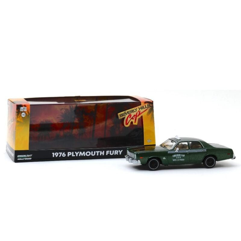 Miniatura taxi verde Plymouth Fury Checker 1976 de la película Superdetective en Hollywood a escala 1/43 Greenlight con urna transparente con peana