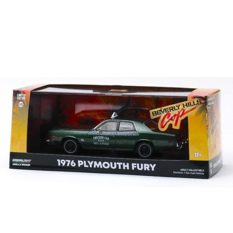 Miniatura taxi verde Plymouth Fury Checker 1976 de la película Superdetective en Hollywood a escala 1/43 Greenlight con urna transparente con peana