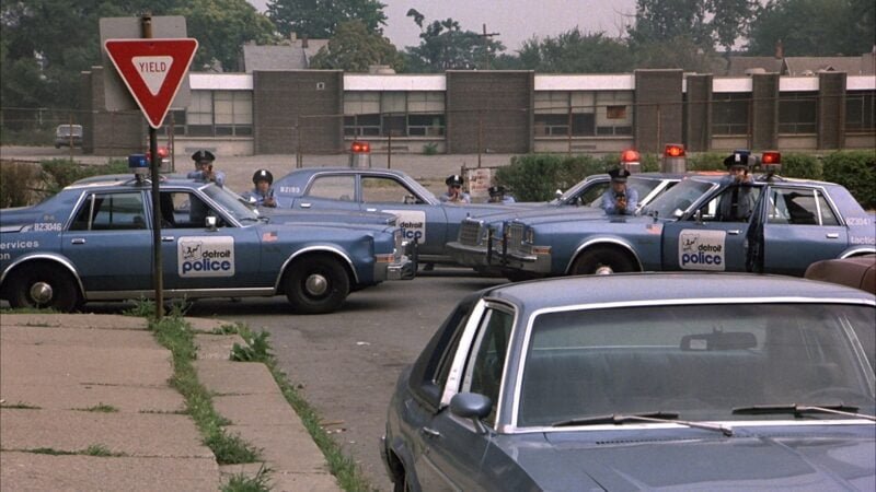 Fotograma coche policía azul Plymouth Fury Policía de Detroit 1977 de la película Superdetective en Hollywood