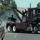 Fotograma camión grúa negra Freightliner FLA 9664 1991 de la película Terminator 2