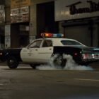 Fotograma coche blanco y negro Policía Metropolitana Dodge Monaco 1977 de la película Terminator