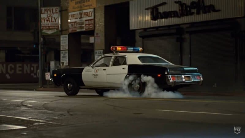 Fotograma coche blanco y negro Policía Metropolitana Dodge Monaco 1977 de la película Terminator