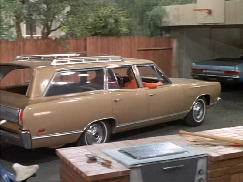 Fotograma coche ranchera Plymouth Satellite Station Wagon 1969 de la serie La tribu de los Brady