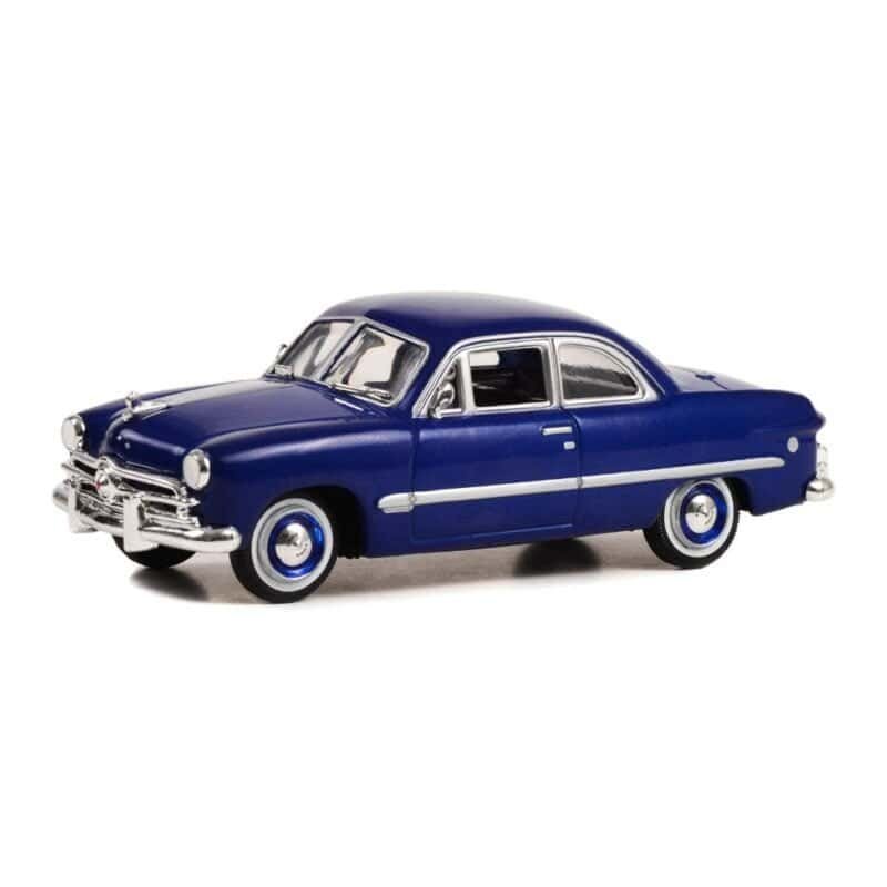 Miniatura coche azul Ford 1949 de la serie The Cars that Made America a escala 1/43 Greenlight con urna transparente