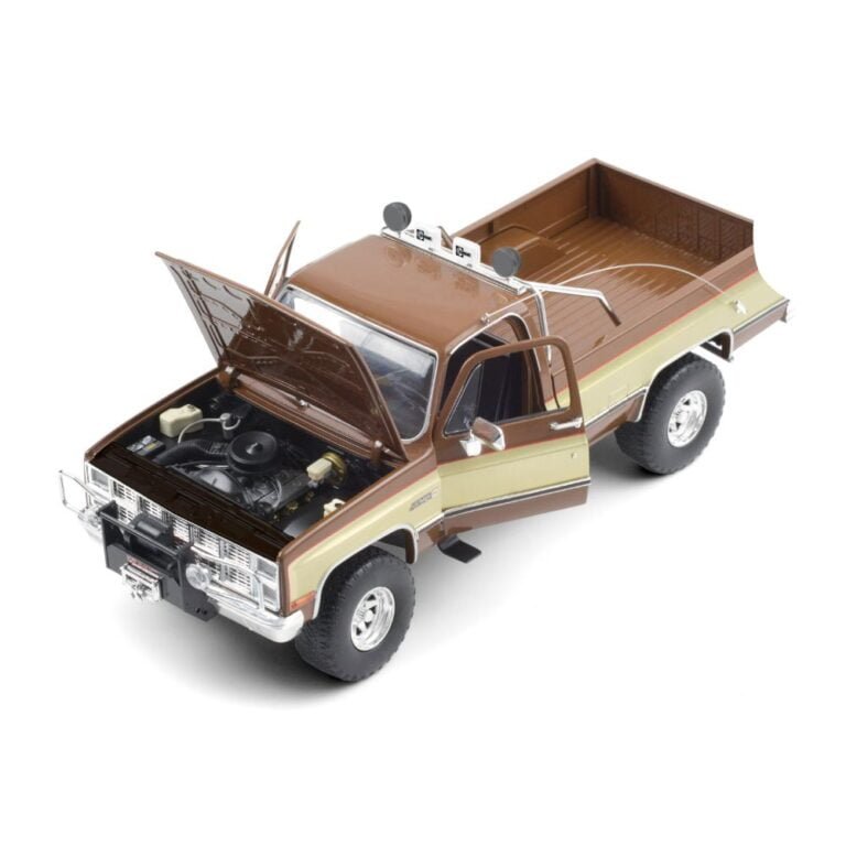 Miniatura coche camioneta marrón GMC K-2500 1982 de la serie The Fall Guy a escala 1/18 Greenlight con capó y puertas abiertos