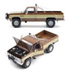 Miniatura coche camioneta marrón GMC K-2500 1982 de la serie The Fall Guy a escala 1/18 Greenlight con capó y puertas abiertos