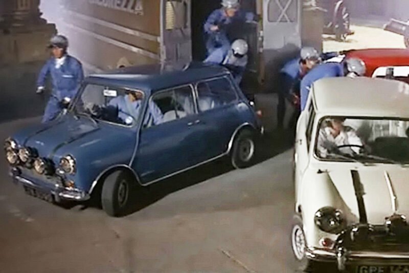 Fotograma coche azul Mini Cooper Austin S 1275 MKI de la película The Italian Job (1969)