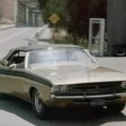 Fotograma coche marrón descapotable Dodge Challenger 340 de la serie The Mod Squad