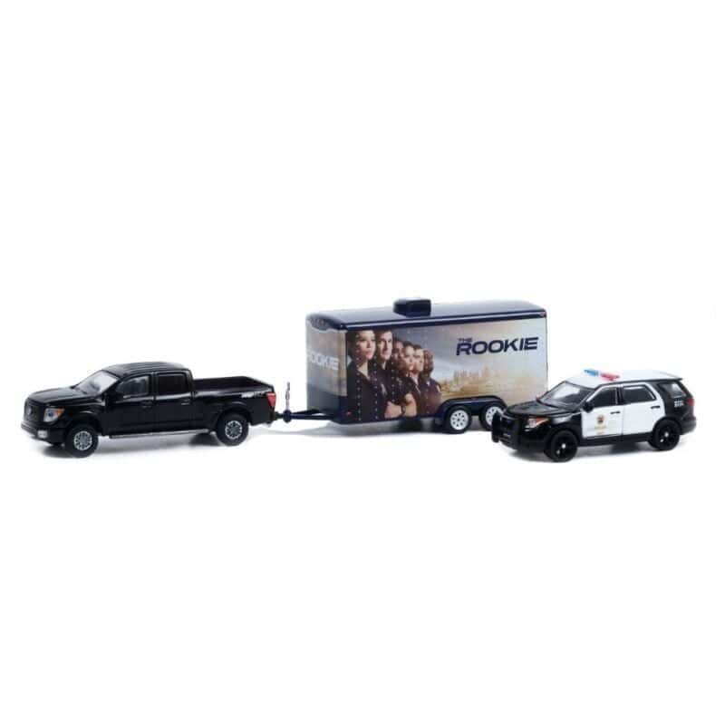 Miniatura camioneta Nissan Titan Pro-4X negra con remolque y coche Policía de Los Angeles Ford Police Interceptor Utility LAPD negro y blanco de la serie The Rookie a escala 1/64 Greenlight