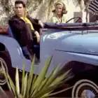 Fotograma coche todoterreno descapotable azul Jeep CJ-5 conducido por Elvis en la película Tickle Me
