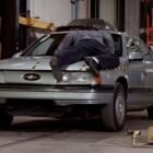 Fotograma coche Ford Taurus 1986 azul con rayas amarillas de la película Tommy Boy