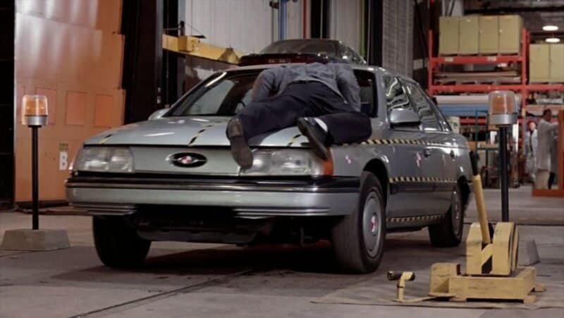 Fotograma coche Ford Taurus 1986 azul con rayas amarillas de la película Tommy Boy