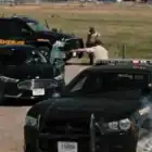 Fotograma coche de policía negro Dodge Charger Pursuit 2011 County Sheriff de la serie Yellowstone