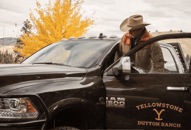 Fotograma camioneta negra Ram 3500 Laramie Dually del Yellowstone Dutton Range en la serie Yellowstone