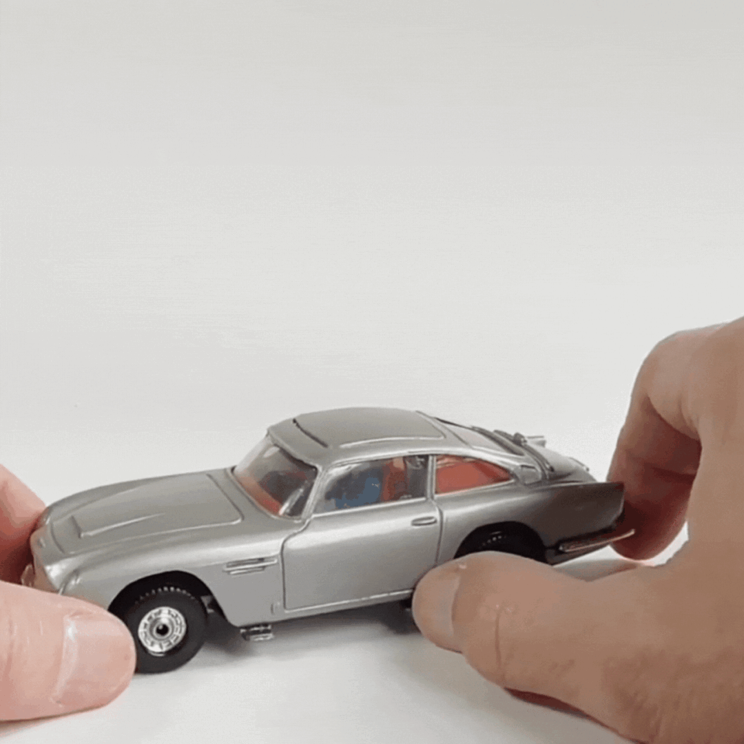 Miniatura coche gris Aston Martin DB5 con asiento eyectable conducido por James Bond 007 en la película Goldfinger a escala 1/46 Corgi