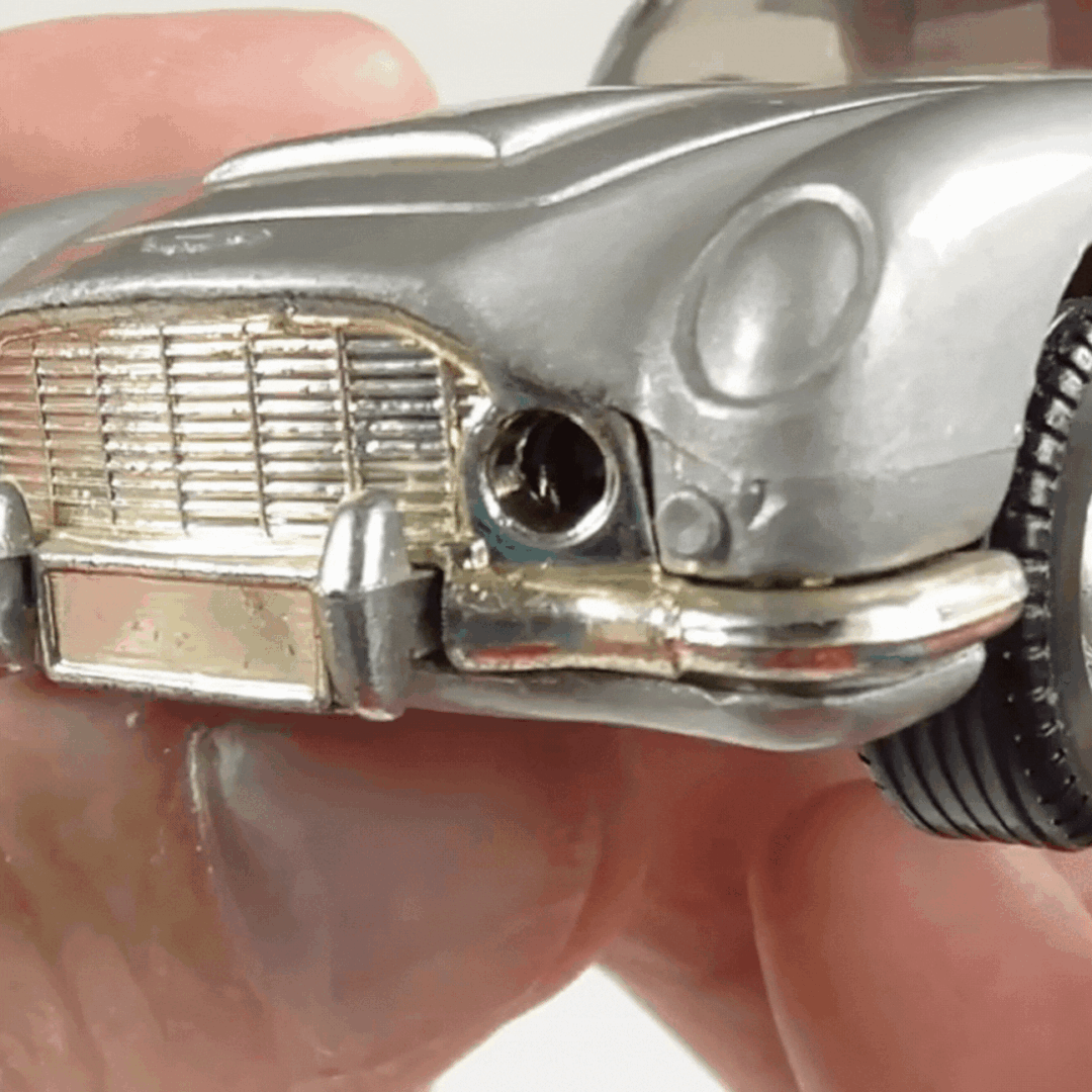 Miniatura coche gris Aston Martin DB5 con ametralladoras conducido por James Bond 007 en la película Goldfinger a escala 1/46 Corgi