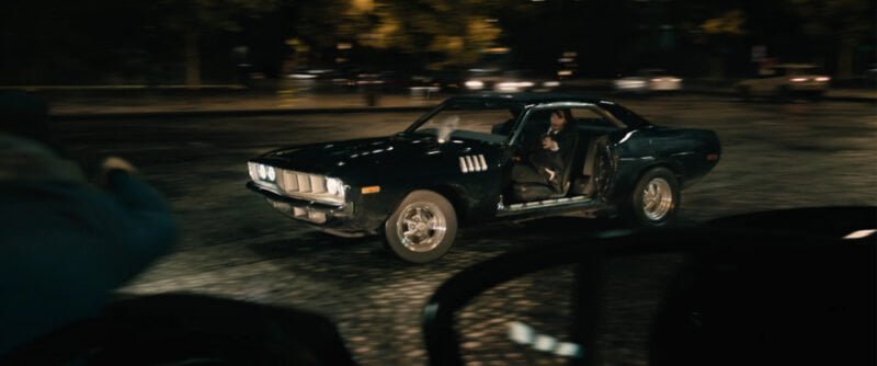 Coche Plymouth Cuda negro de la película John Wick 4