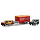 Miniatura coche camioneta roja y amarilla Ford Explorer 2016 con todoterreno Jeep Wrangler 2013 gris descapotable de la película Los Vigilantes de la Playa a escala 1/64 Greenlight