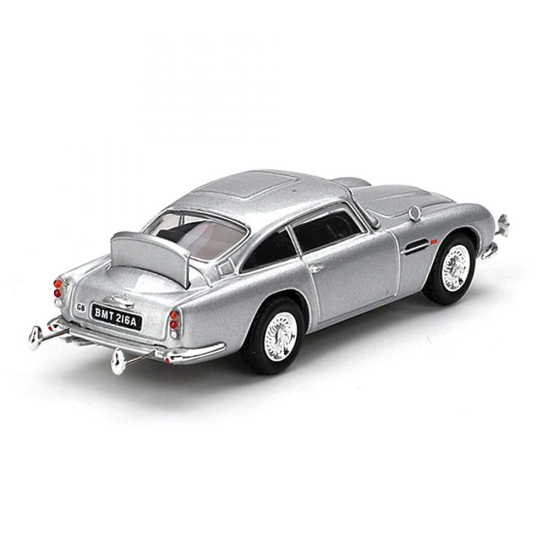 Miniatura coche gris Aston Martin DB5 conducido por James Bond 007 en la película Goldfinger a escala 1/64 MiniGT