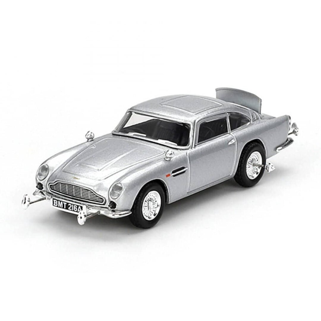 Miniatura coche gris Aston Martin DB5 conducido por James Bond 007 en la película Goldfinger a escala 1/64 MiniGT