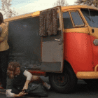 Furgoneta roja y amarilla Volkswagen T1 Station Wagon de la película Aquel excitante curso