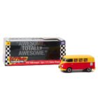 Miniatura furgoneta roja y amarilla Volkswagen T1 Station Wagon de la película Aquel excitante curso a escala 1/43 Greenlight