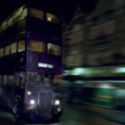 Autobús Noctámbulo morado con tres pisos de la película Harry Potter