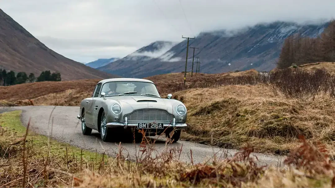 Coche gris Aston Martin DB5 conducido por James Bond 007 en la película Goldfinger