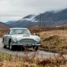 Coche gris Aston Martin DB5 conducido por James Bond 007 en la película Goldfinger