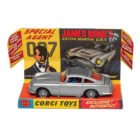 Miniatura coche gris Aston Martin DB5 con asiento eyectable conducido por James Bond 007 en la película Goldfinger a escala 1/46 Corgi