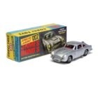 Miniatura coche gris Aston Martin DB5 con asiento eyectable conducido por James Bond 007 en la película Goldfinger a escala 1/46 Corgi