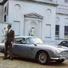 Coche gris Aston Martin DB5 conducido por James Bond 007 en la película Operación Trueno